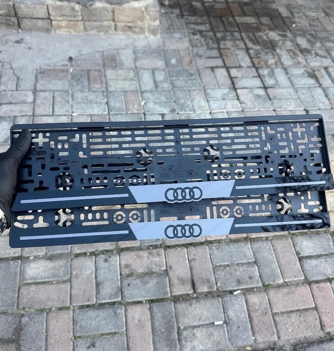 Gri Şeritli Araç Logolu Mat Plakalık